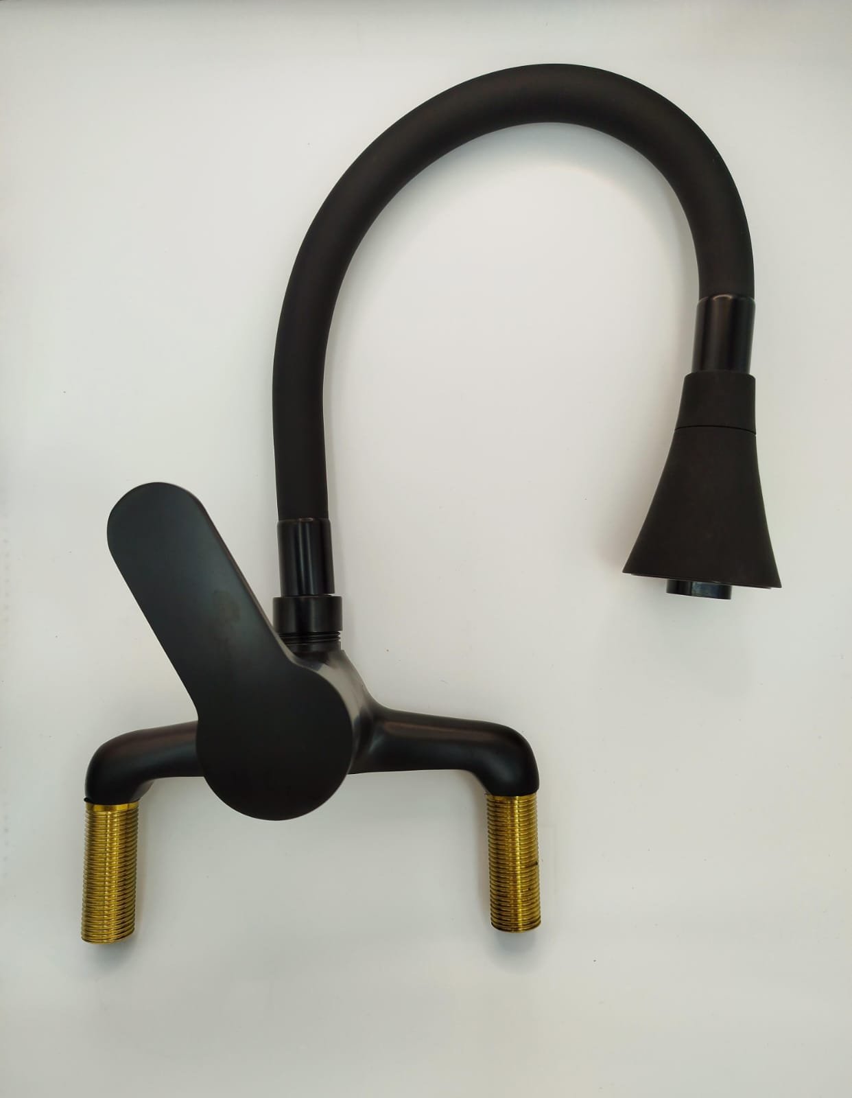 MEZCLADORA MONOCOMANDO NEGRA CON
PICO ROCIADOR